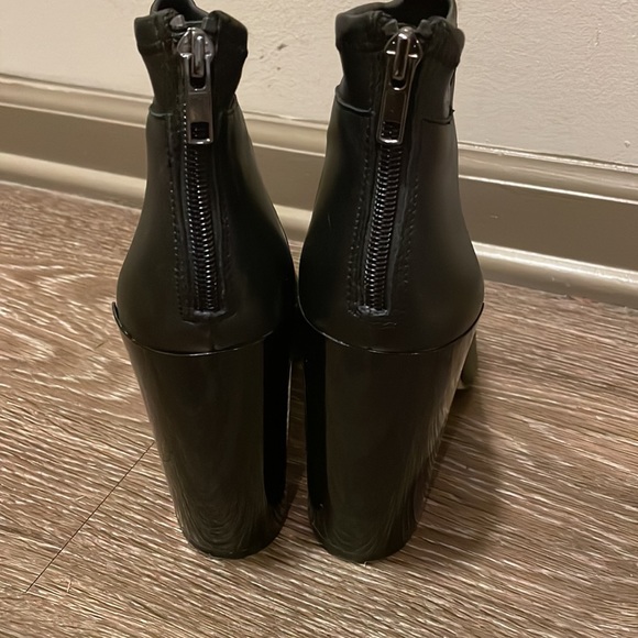 Renvy Cara cupped heel ankle black leather 4.5 inch booties/ boots in size 11 - Picture 3 of 11